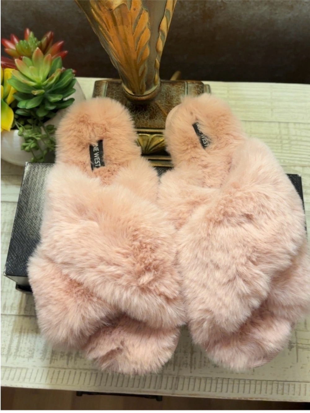 Like New ~ Nine West Blush Pink Faux Fur Crisscross Slide Slippers ~ Sz 9-10